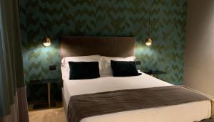 特拉帕尼Re Sale Boutique Hotel的一间卧室配有一张黑色和绿色壁纸的床