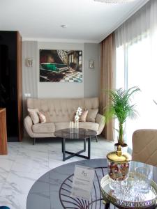 ZB Apartment Luxor Bobrowniki Rogożnik Pyrzowice的客厅配有沙发和桌子