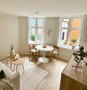卑尔根Knøsesmauet Apartment的客厅配有桌子和2扇窗户
