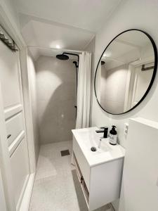 卑尔根Knøsesmauet Apartment的白色的浴室设有水槽和镜子
