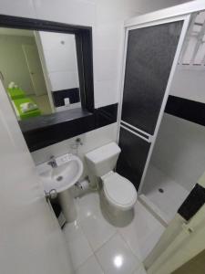 卡塔赫纳Hotel BM-17 Cerca Al Mar Con Aire Acondicionada y Wifi的一间带卫生间和水槽的小浴室