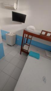 圣路易斯Hotel Pousada dos Sonhos的小房间设有双层床和桌子