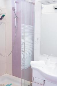 斯普利特坦卡瑞瓦公寓酒店的带淋浴和盥洗盆的浴室