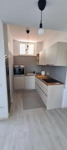 安卡兰Apartment sunny view的厨房配有白色橱柜和台面