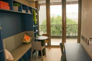 圣保罗Apartamento Palmeiras的客房设有桌子和带阳台的窗户。