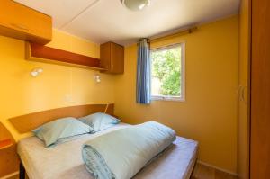 勒凯拉Camping des Templiers的一间小卧室,配有床和窗户