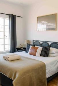 诺丁汉路The Studio Apartment - Nottingham Road的一间卧室配有两张带枕头的床和窗户。