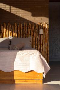 JurubebaSertão do Luar的一间卧室配有一张带木制床头板的床