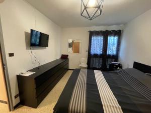 勒拉旺杜appartement cosy à 100m de la plage, CLIM, WIFI, piscine的一间卧室配有一张床和一台平面电视