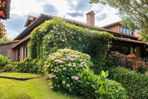 朗格勒La Posada de Langre Anexo的花丛和花丛的房子