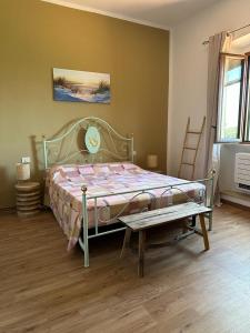 蒙特梅拉诺Affittacamere La Rondinella的一间卧室配有一张床和长凳