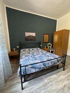 蒙特梅拉诺Affittacamere La Rondinella的卧室配有一张床