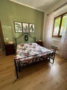 蒙特梅拉诺Affittacamere La Rondinella的一间卧室配有一张带花卉床罩的床