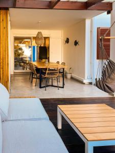 圣吉尔莱班Appartement T2 de vacances St Gilles les Bains   的客厅配有吊床和桌椅