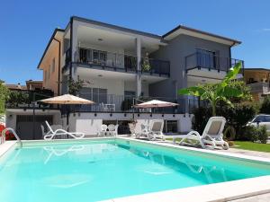 拉齐塞Appartamenti da Mirella的别墅前设有游泳池
