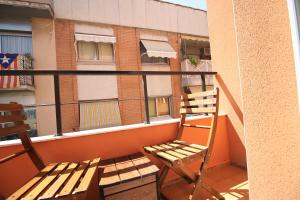 塔拉戈纳Espinach Port Serrallo的椅子坐在阳台与建筑
