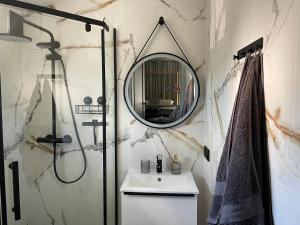 拜罗格拉Apartamenty Bonanza的一间带水槽和镜子的浴室