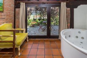 朗格勒La Posada de Langre Anexo的带浴缸和椅子的浴室
