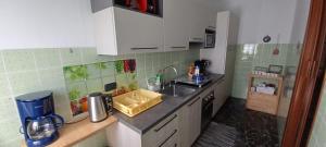 蒂拉诺Retica Tirano的厨房配有水槽和台面