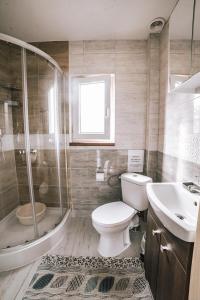 Szczybały GiżyckieDomek na skarpie的浴室配有卫生间、淋浴和盥洗盆。