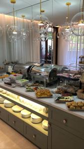 布德瓦Hotel Villa Gracia的包含多种不同食物的自助餐