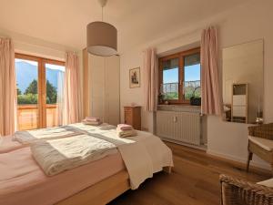 翁特尔韦森Lieblingsort的一间卧室配有一张带粉红色窗帘的大床
