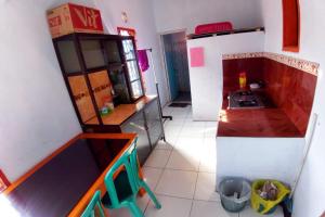 NgadipuroSPOT ON 92743 Kost Elisabeth Syariah的小厨房配有炉灶和冰箱