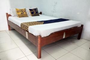 NgadipuroSPOT ON 92743 Kost Elisabeth Syariah的一张木架床