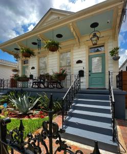 新奥尔良Luxury Historic Shotgun Home in Lower Garden District的蓝色门和门廊的房子