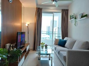 乔治市Mansion One Seaview 2Bedroom 2Bathroom Georgetown Gleneagles Penang By AmrayHomes的带沙发和电视的客厅