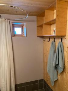 KvalnesEdvardbua的带淋浴帘和窗户的浴室