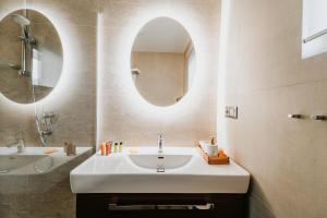 利普托斯基米库拉斯德拉科盆棕酒店的一间带水槽和镜子的浴室