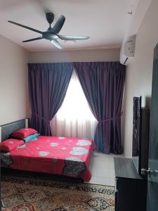 甘榜龙溪Aisy Homestay Putrajaya Cyberjaya KLIA的一间卧室配有红色的床和吊扇