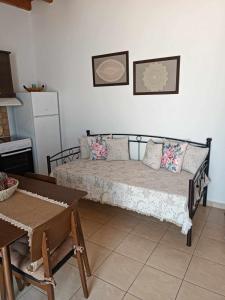 阿斯提帕莱亚镇Queen Stampalia的卧室配有一张床和一张桌子