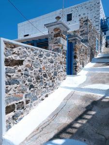 阿斯提帕莱亚镇Queen Stampalia的蓝色门楼旁的石墙