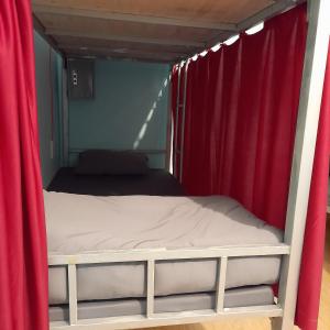 大叻Hugo's Family的红色窗帘的房间的一张床位