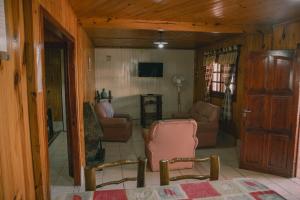 卢汉德库约CABAÑAS DE CHACRAS的客厅配有沙发和椅子