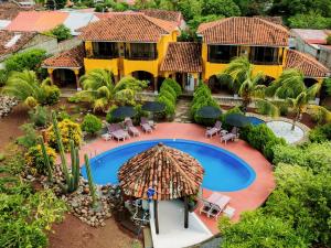格拉纳达Hotel Jardín Garden de Granada Nicaragua的享有带游泳池的度假村的空中景致