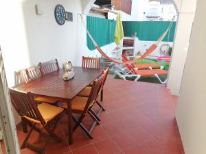 拉戈斯Marreiro's house Algarve - Child friendy - Private Pool的一间带桌椅和吊床的用餐室