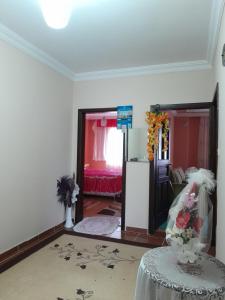 Doğa manzaralı ev的一间带桌子的客厅和一间卧室