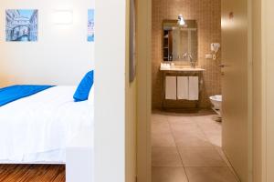 马格拉Atika & Atif - Hotel Autoespresso Venice的一间卧室配有一张床,浴室设有水槽