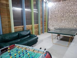 Assayle Guimapé的客厅配有乒乓球桌和沙发