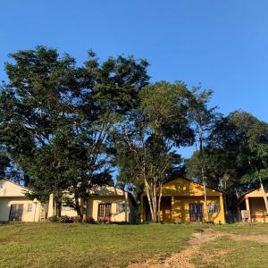 北瓜拉西亚巴Chalés Recanto的前面有一棵树的房子
