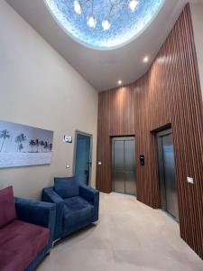 都拉斯Blumont Aparthotel Durres的带沙发和圆顶天花板的客厅