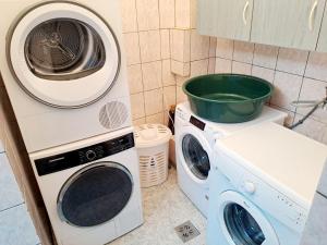 密古雷休治7 Levél Central Apartments的洗衣机旁的洗衣机和烘干机