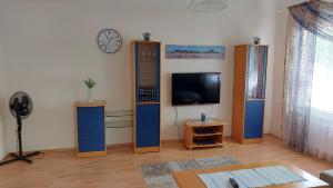 派尔努瑞柏瑞公寓的客厅配有平面电视和木橱柜。