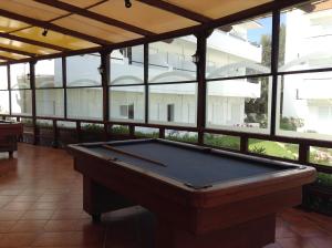 伊利索斯皮丽雅海滩酒店的带窗户的客房内的台球桌