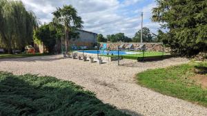 BagnacLa Salabertie的公园内一个带游泳池的游乐场