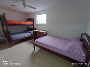 阿塔卡梅斯Hostal SAMARY的一间卧室配有一张床和一张双层床。
