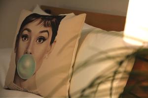福冈goom Hotel Nakasu的带有绿色鼻子的女人照片的枕头